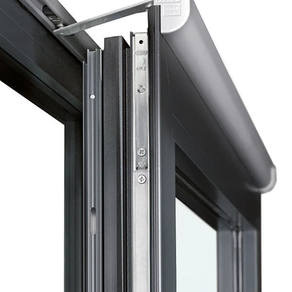 Dettaglio meccanismo scorrevole complanare in alluminio